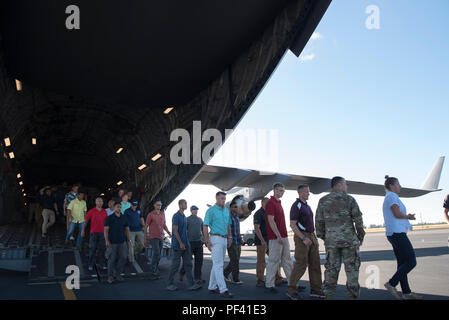 Die Mitarbeiter der DPAA kehrten 2018 aus Laos zurück, nachdem sie die Joint Base Pearl Harbor-Hickam (Hawaii) aufgesucht hatten. Das Archivbild dokumentiert den Abschluss globaler Missionen zur Lokalisierung und Identifizierung fehlender Servicemitarbeiter. Stockfoto