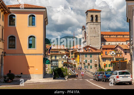 Cividale del Friuli, Italien: Blick auf das alte Stadtzentrum mit traditioneller Architektur Stockfoto