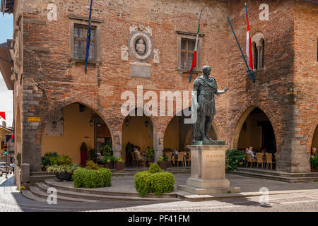 Bronzestatue von Julius Caesar, der Gründer der Stadt, der Piazza del Duomo in Cividale del Friuli, Italien Stockfoto