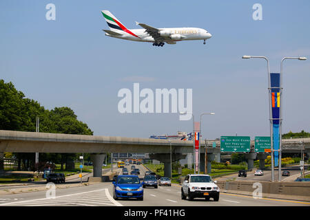 Emirates Airline Airbus A380 in New York Sky vor der Landung am Flughafen JFK Stockfoto