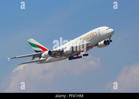 Emirates Airline Airbus A380 in New York Sky vor der Landung am Flughafen JFK Stockfoto