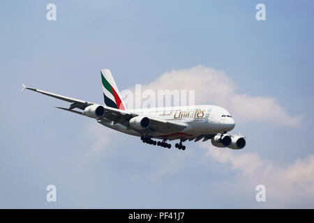 Emirates Airline Airbus A380 in New York Sky vor der Landung am Flughafen JFK Stockfoto