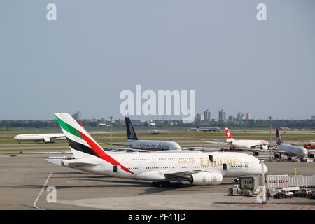 Emirates Airline Airbus A380 auf der Rollbahn am Flughafen JFK in New York Stockfoto