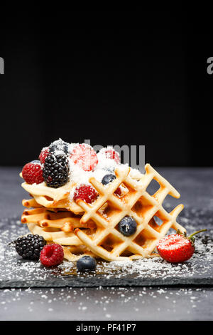 Foto von Wiener Wafer mit Beeren Stockfoto