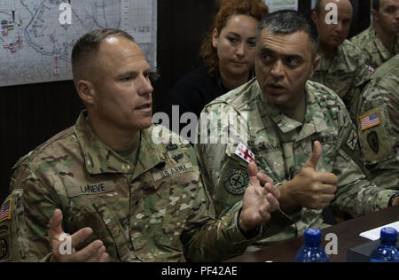 Us-Armee Brig. Gen. Christopher Laneve, 7th Army Training Befehl kommandierenden General und Georgisch Brig. Gen. Shavlego Tabatadze, übung Direktor für edle Partner 18, nehmen Sie an einer kurzen über den Erfolg der multinationale Übung, an Vaziana, Georgien, Aug 9, 2018. 7 ATC-Ressourcen die Ausbildung Bereitschaft für alle US-Armee Europas zugewiesen und zugeteilt Kräfte im gesamten Europa Befehl Bereich von Operationen. (U.S. Armee Foto von Deomontez Duncan) Stockfoto