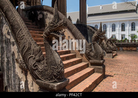 Treppe mit Naga Statuen im Tempel Haw Phra Kaew von Vientiane, Laos eingerichtet Stockfoto