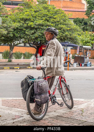 Bogota, Kolumbien - 30. April 2016: Man stand mit dem Fahrrad auf dem Bogota Straße. Stockfoto
