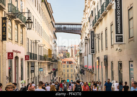 Lissabon, Portugal - Juli 9th, 2018: Blick auf einer belebten Geschäftsstraße Rua Do Carmo in der Innenstadt von Lissabon. Stockfoto