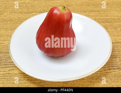 Frische rote reife Wasser Apfel, Rose Apple, Wasser Guave oder Jambu Air auf einem weißen Teller. Stockfoto