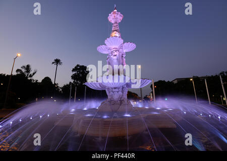 Fuente de las Cuatro Estaciones (Brunnen der vier Jahreszeiten) in der Dämmerung, Sevilla, Spanien Stockfoto