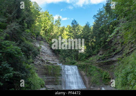 Ein Blick auf einen Wasserfall von einer Brücke Stockfoto