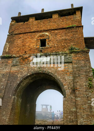 Hai Van Quan-Krieg Denkmal an einem nebligen Tag. Stockfoto