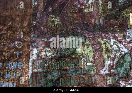 Graffiti innerhalb einer Festung Bunker an Quan Hai Van Pass, eine touristische Attraktion. Stockfoto