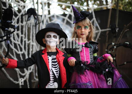 Halloween kids, Trick-or-treat. Kinder trägt Kostüm von Skelett und Hexe für Halloween Trick-or-Treaten Partei Stockfoto