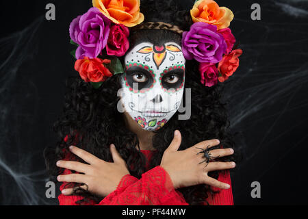 Closeup Portrait von Calavera Catrina. Kleines Mädchen mit Sugar Skull Make-up. Dia de los Muertos. Tag der Toten. Halloween. Stockfoto