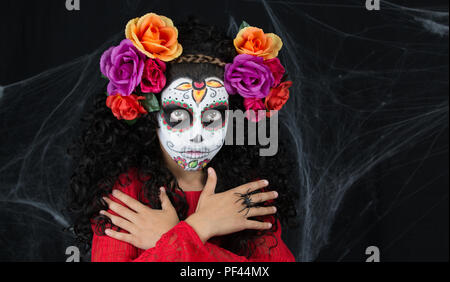 Closeup Portrait von Calavera Catrina. Kleines Mädchen mit Sugar Skull Make-up. Dia de los Muertos. Tag der Toten. Halloween. Stockfoto
