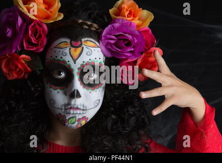 Closeup Portrait von Calavera Catrina. Kleines Mädchen mit Sugar Skull Make-up. Dia de los Muertos. Tag der Toten. Halloween. Stockfoto