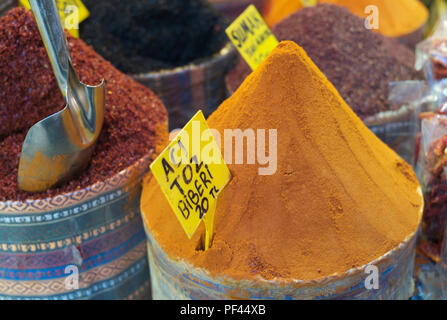 Rote und gelbe Gewürze auf dem Eqyptischen Basar, Istanbul; Schild mit der Vorderseite der Tranlation: ACI toz biberi - Pfeffer mit heißem Boden 20 Tl (Türkische Lira); Stockfoto