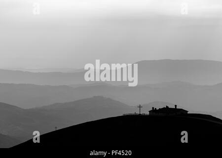 Blick auf Serrasanta Hermitage (Umbrien, Italien) auf einem Berg, mit verschiedenen anderen Berge Schichten im Hintergrund Stockfoto