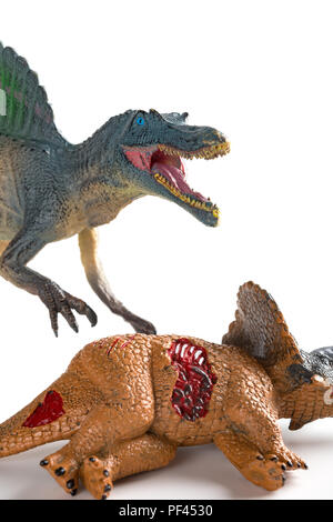 Spinosaurus mit einem triceratops Körper in der Nähe auf weißem Hintergrund vertikalen Zusammensetzung Stockfoto