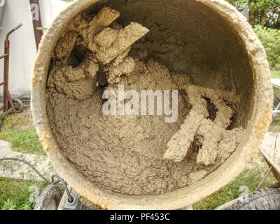 Mischung aus feuchtem Zement Beton in mobilen Mischer. Betonmischanlagen für Gebäude im Detail. Stockfoto