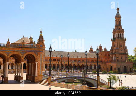 Sevilla, Spanien - 14. JUNI 2018: Schöne Aussicht auf die Plaza de Espana mit Touristen, Sevilla, Andalusien, Spanien Stockfoto