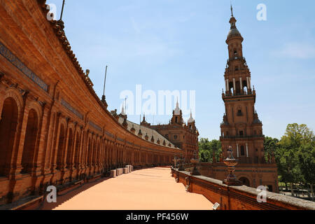 Sevilla, Spanien - 14. Juni 2018: Spanien Square (Plaza de Espana) in Sevilla, 1928 erbaut, ist ein Beispiel für den Regionalismus Architektur mischen Stockfoto