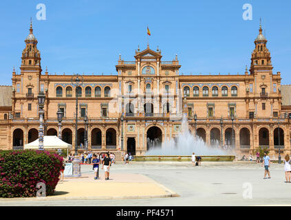 Sevilla, Spanien - 14. JUNI 2018: Schöne Aussicht auf die Plaza de Espana Platz mit dem Brunnen und Touristen, Sevilla, Andalusien, Spanien Stockfoto