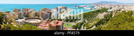 Panoramablick über Malaga Stadt. Die Stadt Malaga mit Down Town Center mit Kathedrale, Mittelmeer Hafen und der Stierkampfarena Blick von Gibralfa Stockfoto