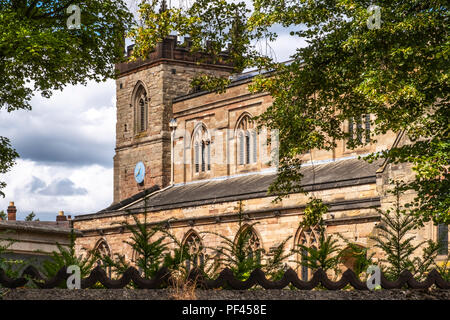 Blick durch die Bäume der St. Mary's Kirche, Moseley, Birmingham Stockfoto