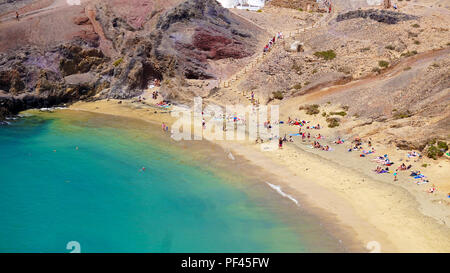 LANZAROTE, Spanien - 18 April 2018: Luftaufnahme von Strand Playa Papagayo, Lanzarote, Kanarische Inseln Stockfoto