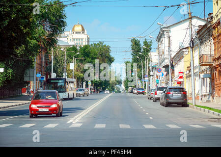 Geparkte Autos auf Galaktionovskaya Straße in der Stadt Samara Stockfoto