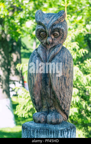 Russland, Samara, 27. Mai 2018: die hölzerne Skulptur einer Eule im Park Stockfoto