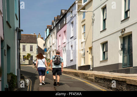 England, Cornwall Padstow, Duke Street Touristen zu Fuß in der Mitte der Straße Stockfoto