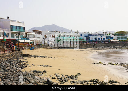 LANZAROTE, Spanien - 18 April 2018: Schöne Aussicht auf Strand und Dorf Playa Blanca, Lanzarote, Kanarische Inseln, Spanien Stockfoto