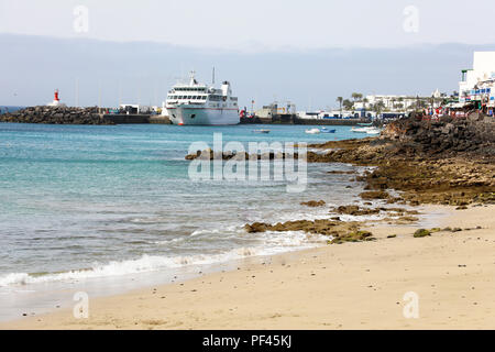 Muelle de Playa Blanca Hafen mit Fähren und Schiffe, Lanzarote, Kanarische Inseln Stockfoto