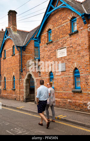 England, Cornwall Padstow, Mittlere Straße, Besucher walkin Vergangenheit Tredwen Gericht Armenhäuser Stockfoto