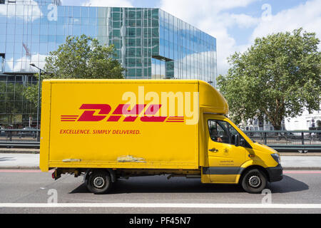 DHL-Excellence, einfach ausgeliefert, Lieferwagen auf Central London, UK Stockfoto