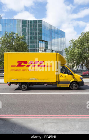 DHL-Excellence, einfach ausgeliefert, Lieferwagen auf Central London, UK Stockfoto