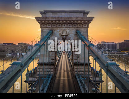 Budapest, Ungarn - Das berühmte Széchenyi Kettenbrücke bei Sonnenaufgang Stockfoto