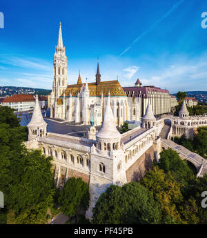 Budapest, Ungarn - Luftbild von der berühmten Fischerbastei (Halaszbastya) und Matthias Kirche (Matyas templom) am Morgen mit Budaer Berge bei der Ba Stockfoto