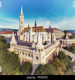 Budapest, Ungarn - Luftbild von der berühmten Fischerbastei (Halaszbastya) und Matthias Kirche (Matyas templom) am Morgen mit Budaer Berge bei der Ba Stockfoto