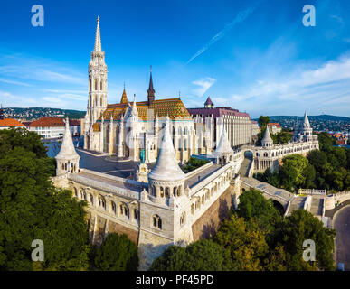 Budapest, Ungarn - Luftbild von der berühmten Fischerbastei (Halaszbastya) und Matthias Kirche (Matyas templom) im Sommer morgen mit Buda Hill Stockfoto