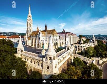 Budapest, Ungarn - Luftbild von der berühmten Fischerbastei (Halaszbastya) und Matthias Kirche (Matyas templom) im Sommer morgen mit Buda Hill Stockfoto