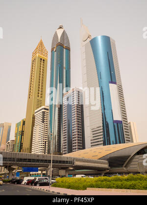 Die Wolkenkratzer an der Sheikh Zayed Road in Dubai. Stockfoto