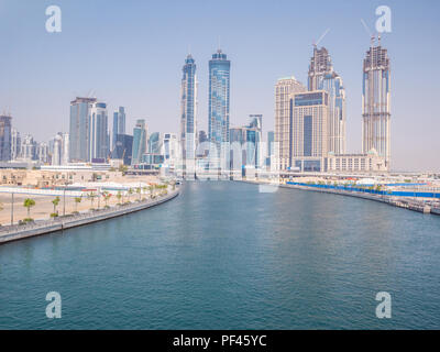 Panorama der Stadt Dubai von der Brücke des Flusses Kanal Dubai Creek. Stockfoto