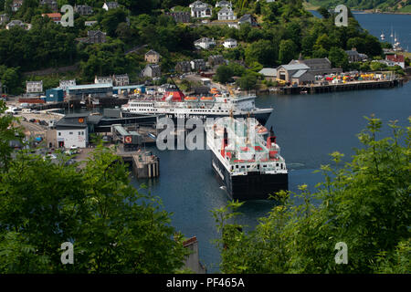 CalMac Ferries Isle of Mull" Abreise für Craignure, und 'Isle of Lewis' anreisen, von der Insel Barra am Ferry Terminal, Oban, Schottland Stockfoto