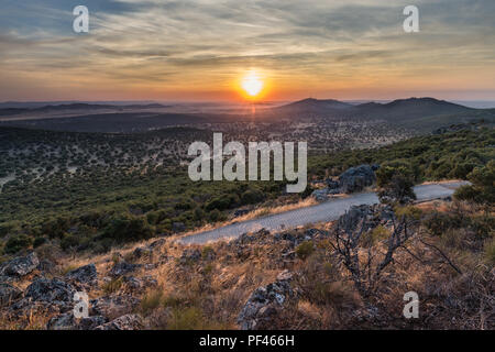 Sunset Landschaft aus dem Risco in der Nähe von Sierra de Fuentes. Der Extremadura. Spanien. Stockfoto