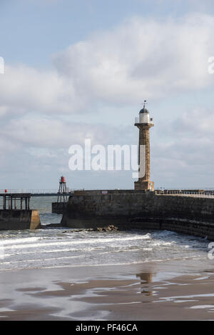 Leuchtturm am Eingang zu Whitby Hafen an der Küste von North Yorkshire, England. Stockfoto