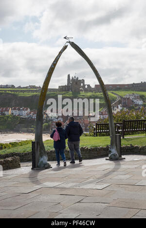 Ein paar wenige unterhalb der berühmten Walknochen Arch am Whitby, North Yorkshire, England. Stockfoto